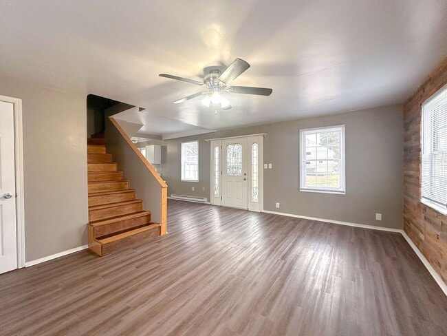 Building Photo - 3 bedroom 2 bath