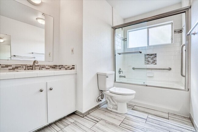 Building Photo - 5 Bedroom 3-bathroom Large single level home!