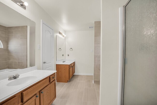 Building Photo - 2005 Ridgeview Ct