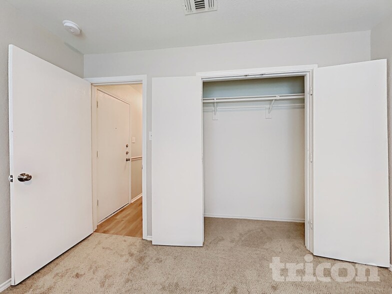 Building Photo - 2007 Mission Cove