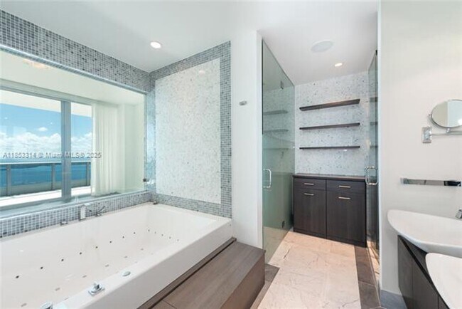 Building Photo - 200 Biscayne Blvd Way