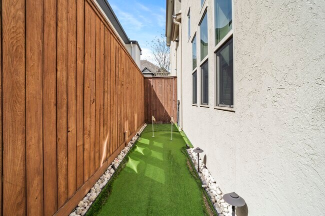 Building Photo - 622 Pink Azalea Trail