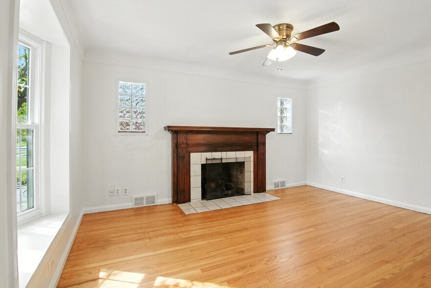 Building Photo - 20943 Hunt Club Dr