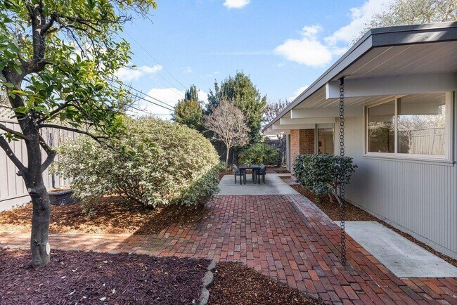 Building Photo - 729 Stendhal Ln