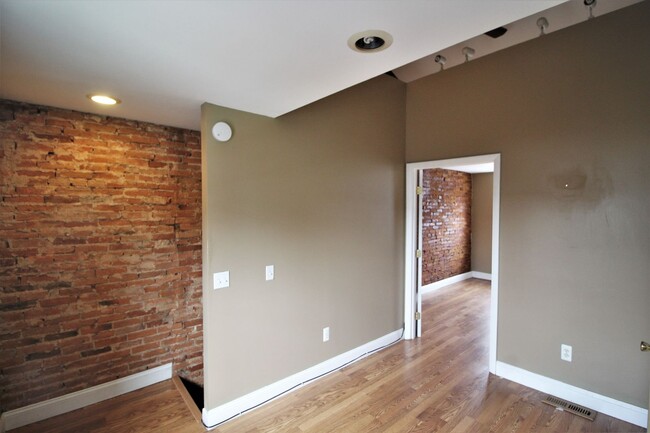 Building Photo - Fabulous Fells Point 1bd+Den/1ba Rowhome w...