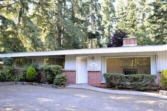 Building Photo - New Kitchen!! Beautiful family home w/extr...