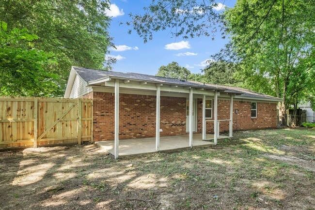 Building Photo - 3 bedroom, 2 bath recently updated in Horn...