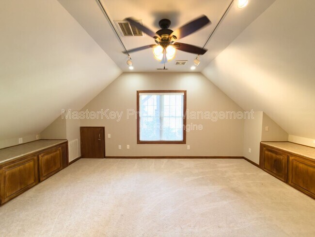 Building Photo - 251 Tillamook Dr