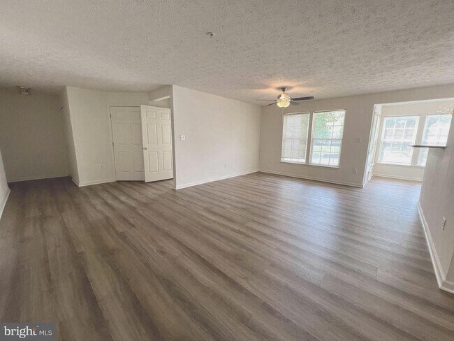 Building Photo - Gorgeous light filled 2 bedroom 2 bath con...