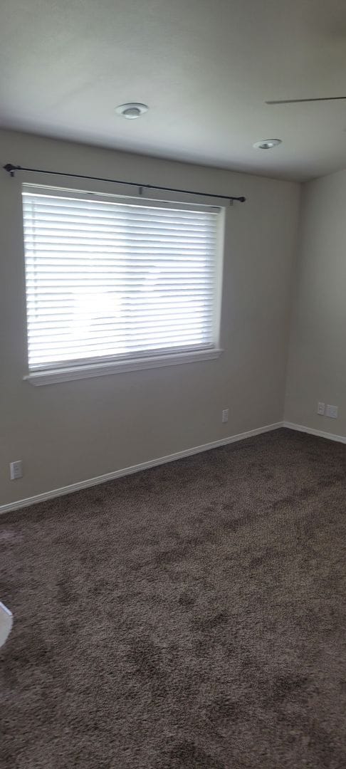 Building Photo - Cozy home on large lot w/fenced backyard