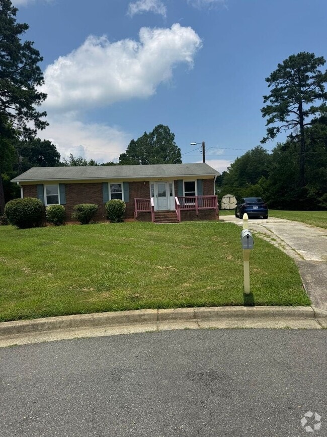 Building Photo - Beautiful 3 bedroom 1.5 baths Brick Ranch