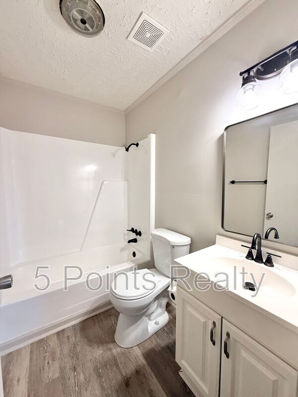 Building Photo - 2121 Bracey Cir