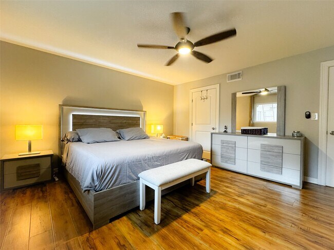 Building Photo - 637 S Ripple Creek Dr