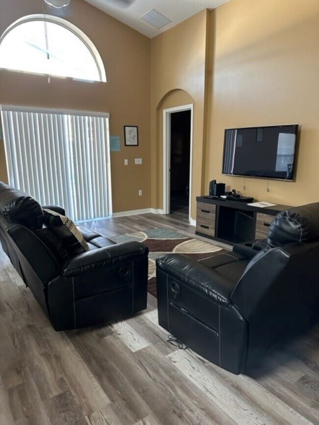 Building Photo - 726 Kildrummy Dr