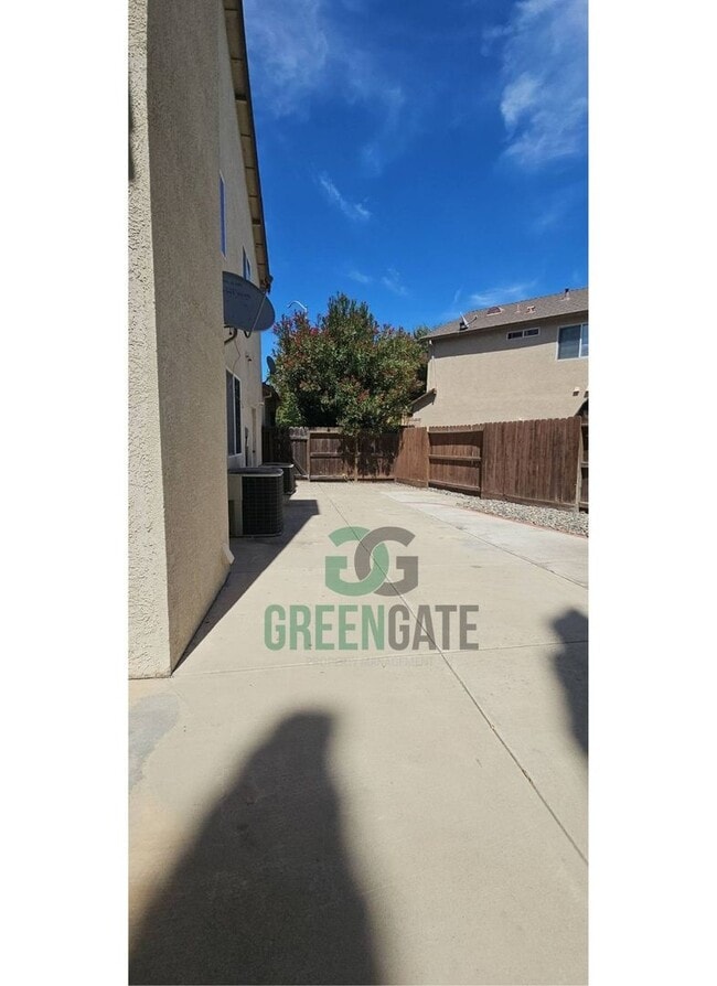 Building Photo - Beautiful 4 Bedroom, 3 Bathroom Home in Tr...