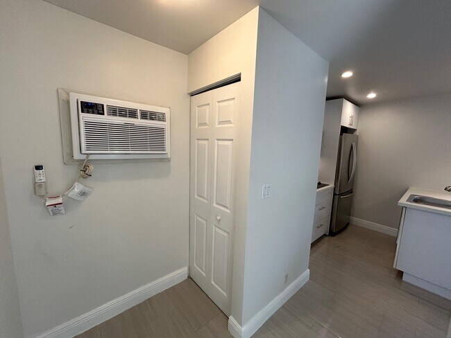 Building Photo - 112 NE 5th St