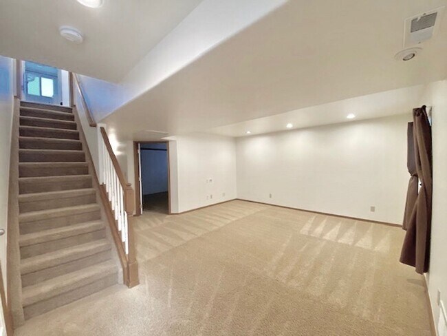 Building Photo - Spacious Briargate 4 Bedroom/3.5 Bathroom Home with huge Yard