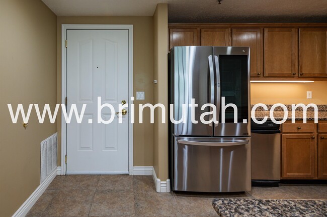 Building Photo - 3075 E Kennedy Dr