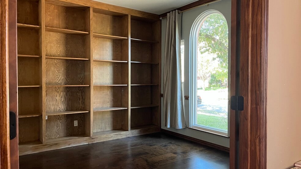 Building Photo - 1324 Hillcrest Dr