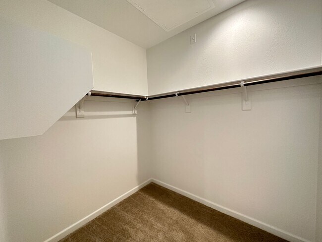 Building Photo - 3341 Esker Rdg Ave