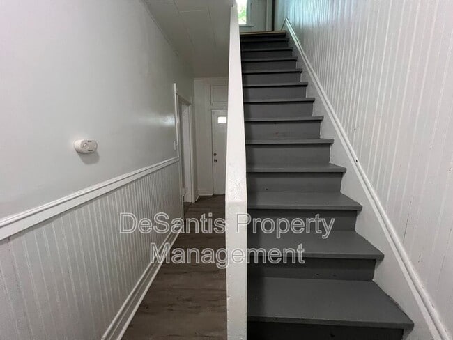 Building Photo - 1104 Brabec St