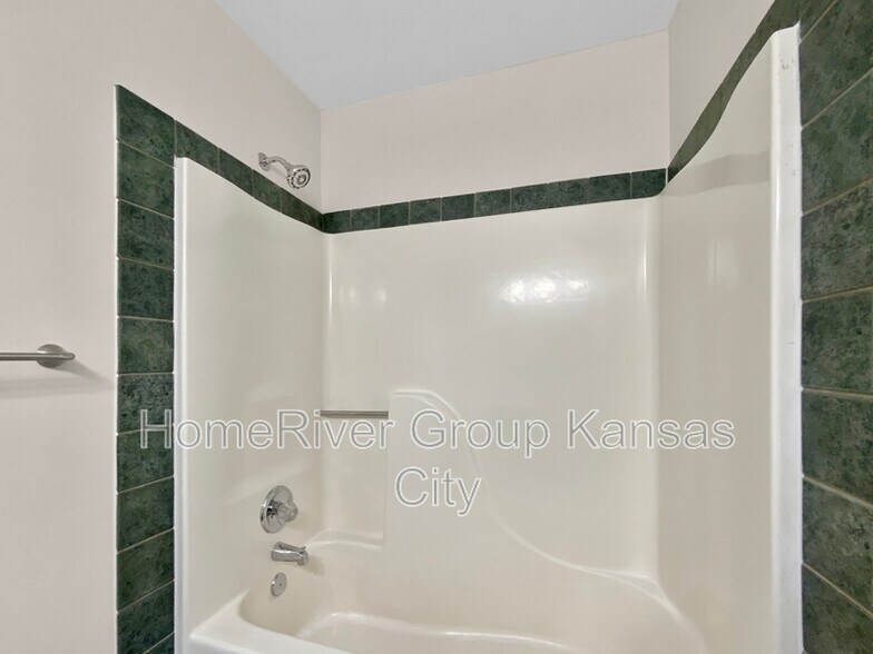 Building Photo - 304 NW 36th St Terrace