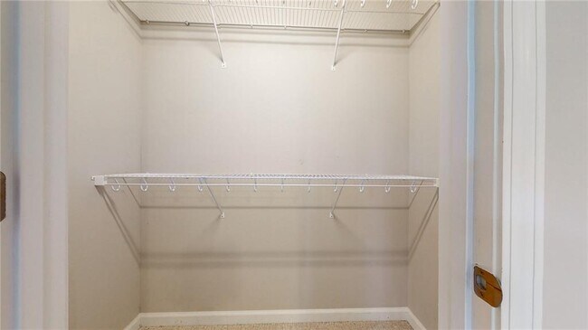 Building Photo - 2305 Vistamont Dr