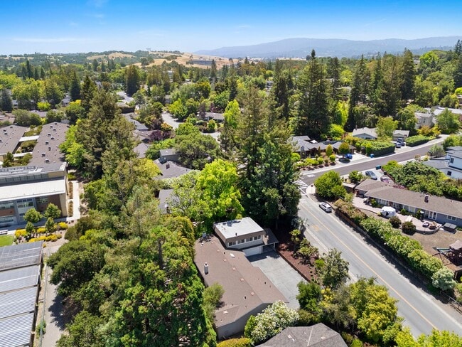 Building Photo - Spacious Menlo Park Retreat with 6 Bedroom...