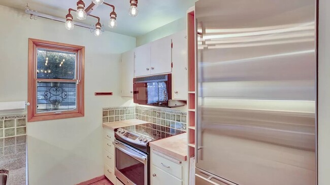 Building Photo - Spacious split level condo