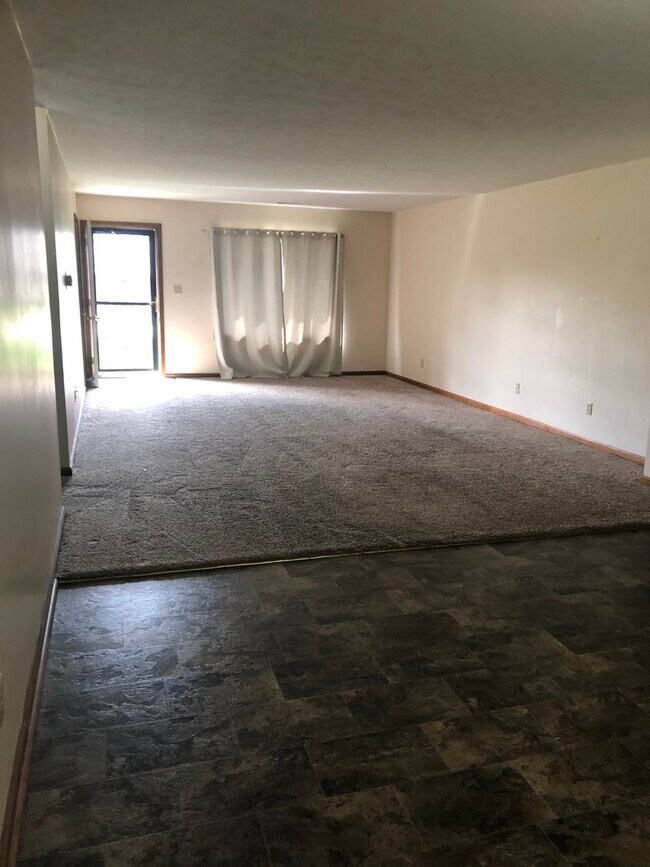 Building Photo - 2 Bedroom / 1.5 Bath Condo