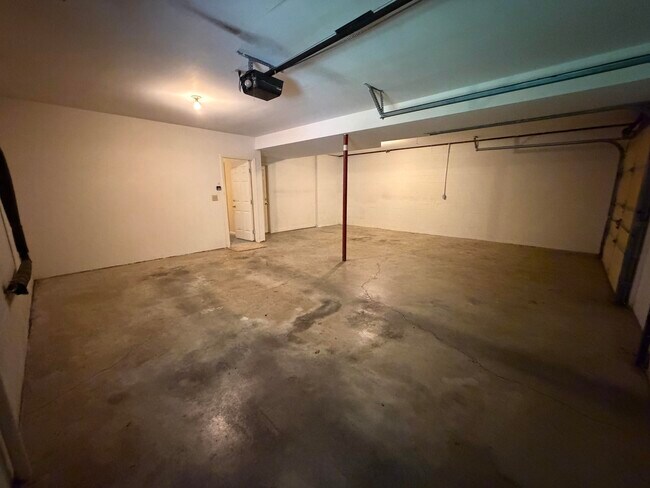 Building Photo - 1112 Pepperhill Cir