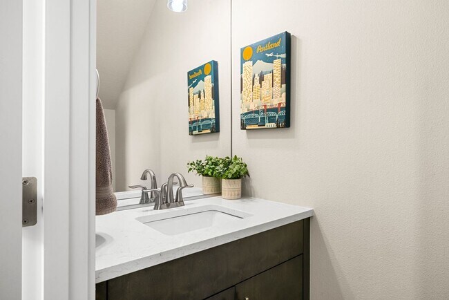 Building Photo - Upscale Three Bedroom