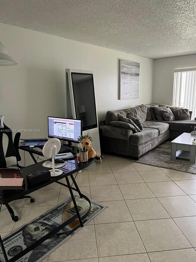 Building Photo - 1100 NW 87th Ave