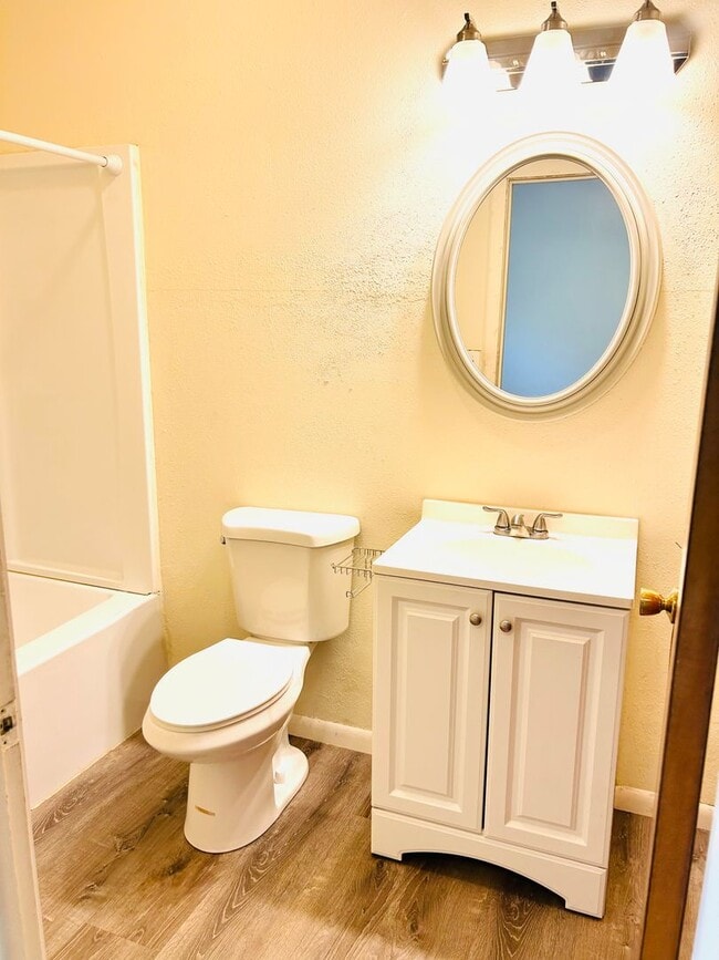 Building Photo - Affordable, Spacious Apartment!