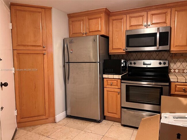 Building Photo - 825 Brickell Bay Dr