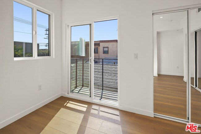 Building Photo - 1733 S New Hampshire Ave