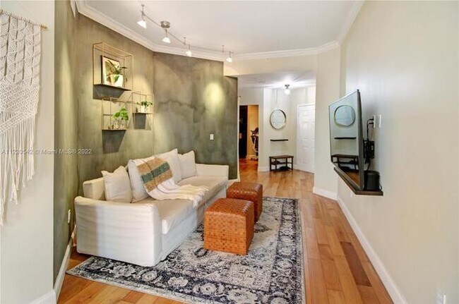 Building Photo - 520 SE 5 Ave