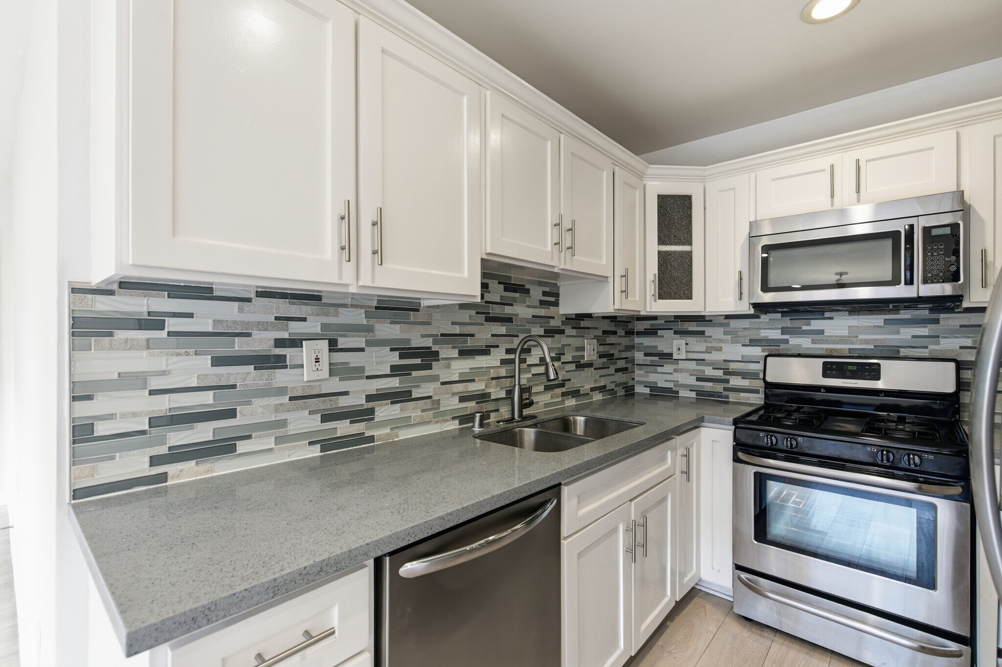 Building Photo - 5646 Lexington Ave