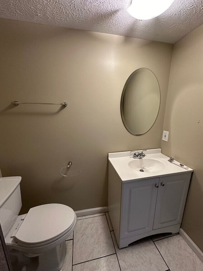 Building Photo - 4Bed 2Bath-6 Month Lease Option!