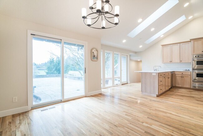 Building Photo - Escape to the Country, Spacious Contemporary in Wilsonville with Shop