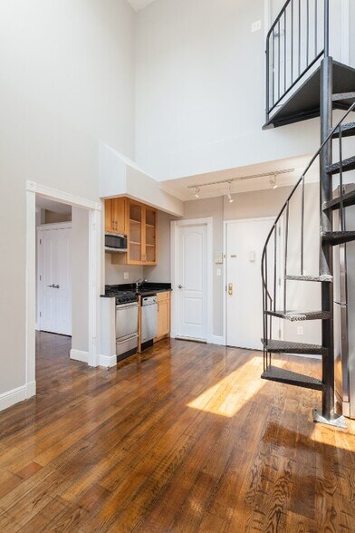 Building Photo - 350 W 21st St