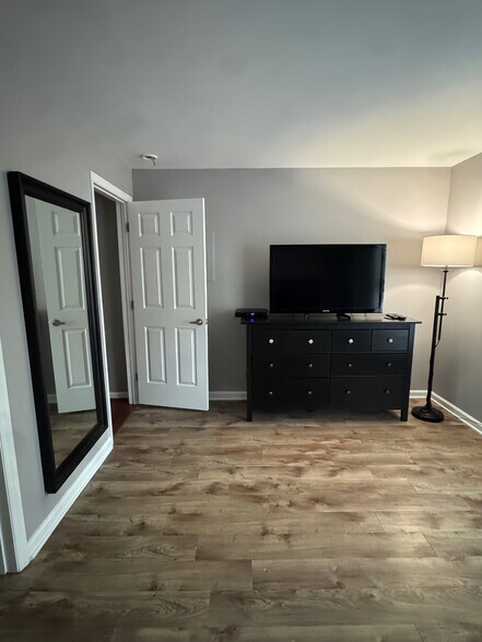 Building Photo - 513 N Graham St