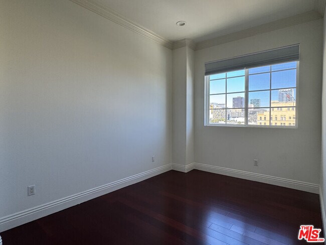 Building Photo - 700 S Ardmore Ave