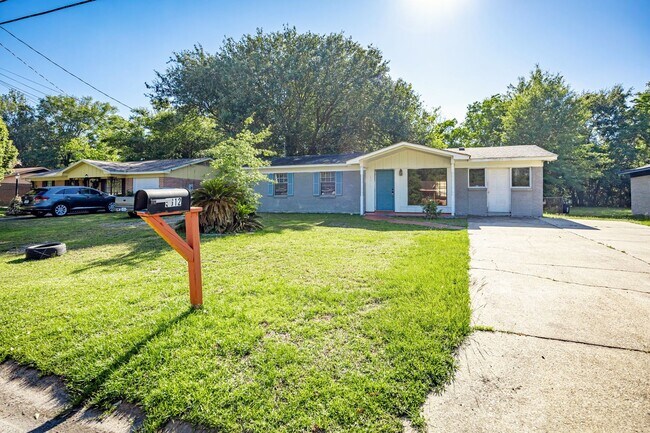 Building Photo - 5612 Rose Dr