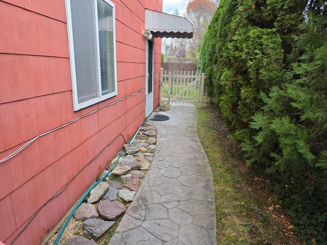 Building Photo - 1707 Meadowbrook Rd