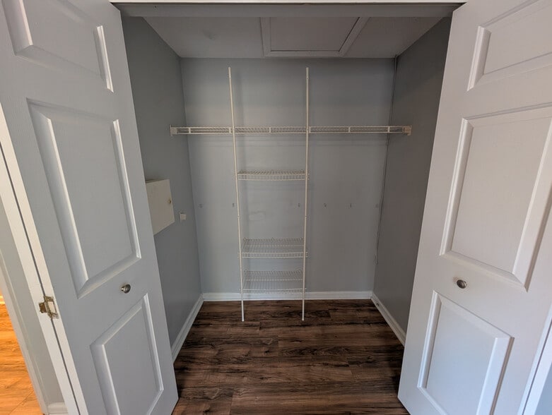 Building Photo - Room in House on Flint Glenn Ln