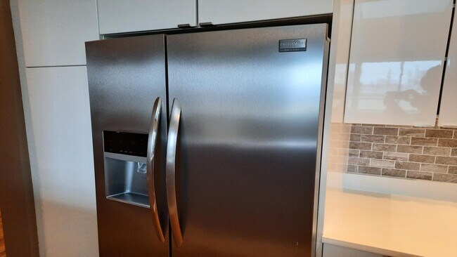 Building Photo - Elevate Your Lifestyle, Stunning 3-Bedroom Loft in Evanston