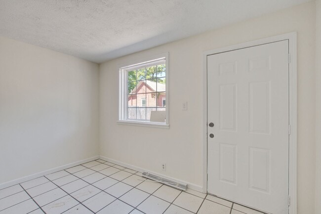 Building Photo - Now Leasing - Charming Renovated 3BR Home Near Downtown Columbia & Major Colleges