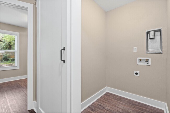 Building Photo - 2310 McPhillips Dr