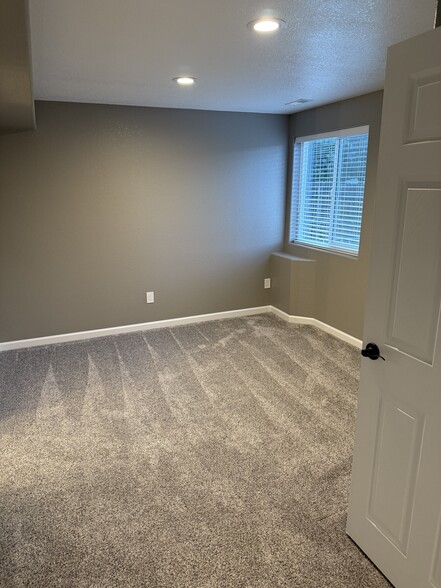 Basement bedroom - 7153 Arrowroot Ave